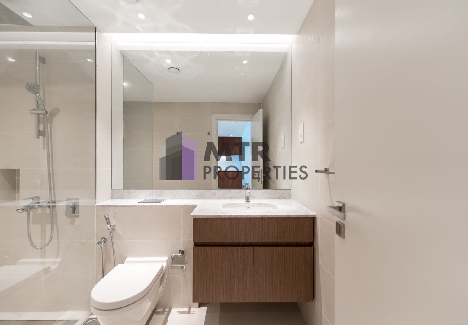 the view of bathroom in La Rive 1